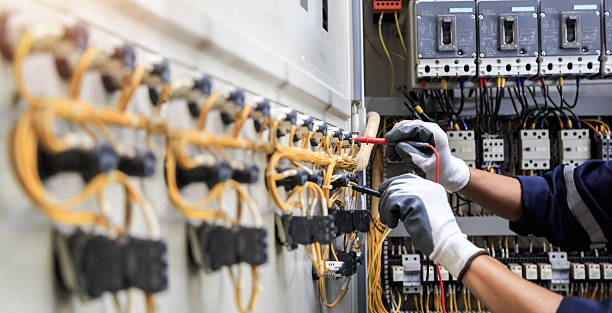 Professional Electrician technician working in Cerro Gordo, IL